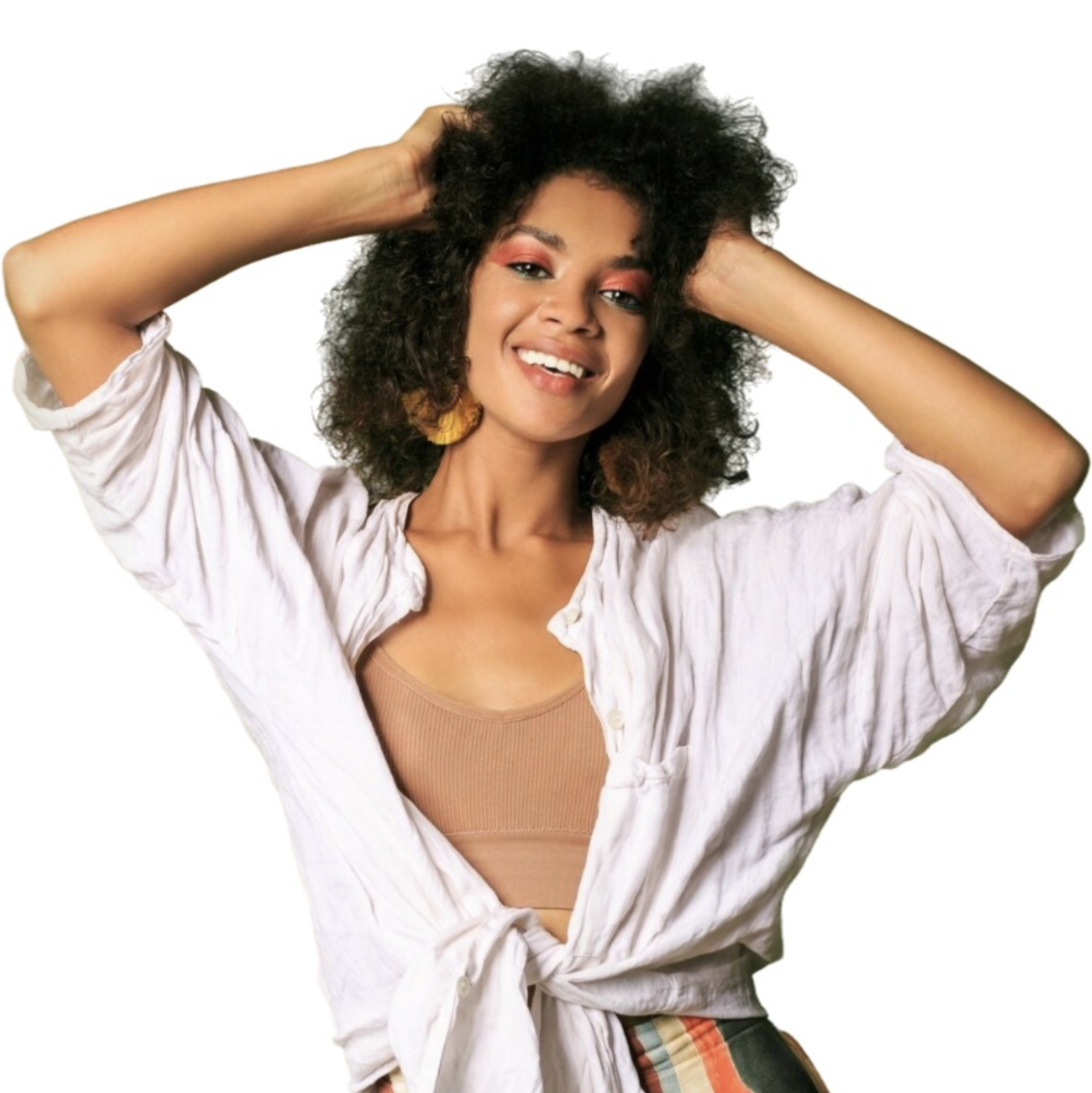 Mulher jovem feliz com camisa branca amarrada e top castanho