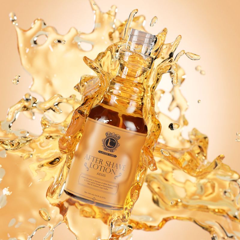 Frasco de loção after shave em vidro âmbar com tampa prateada e splash dourado ao fundo