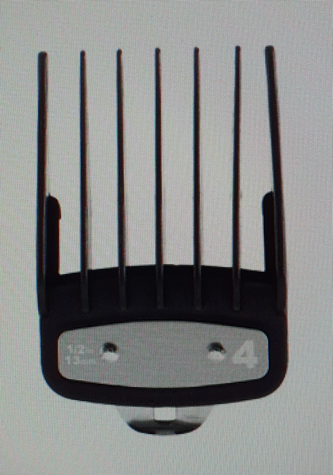 Acessório preto para máquina de cortar cabelo com dentes longos e placa metálica na base