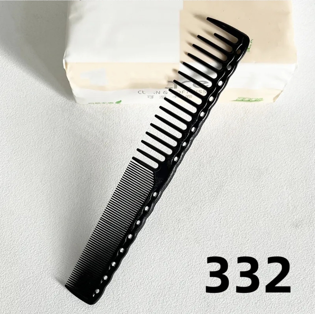 Pente preto de plástico com dentes largos e finos, número 332 ao lado.