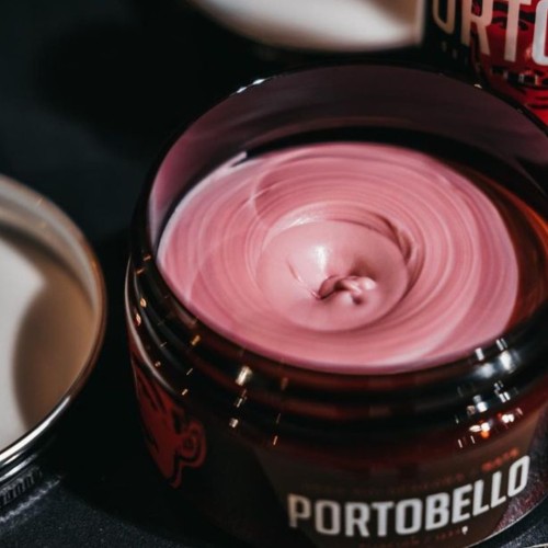 Frasco aberto de creme rosa com rotulo PORTOBELLO