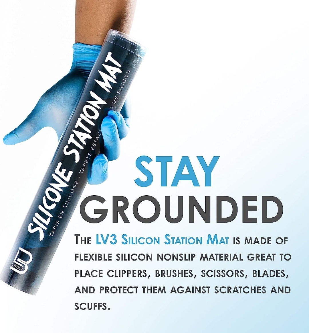 Mão com luva azul segurando silicone station mat preto com texto branco