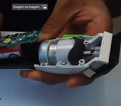 máquina de barbear elétrica desassemblada com motor e placa circuito