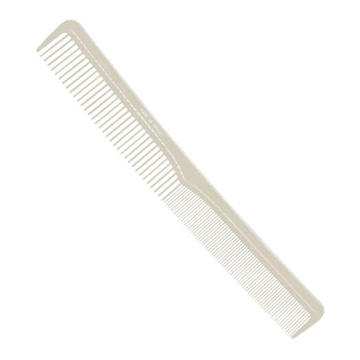 Pente de plástico bege com dois tamanhos de dentes em fundo branco