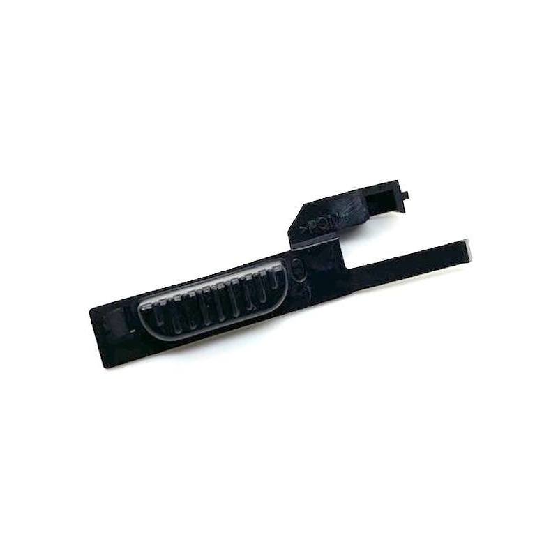 Peça plástica preta com textura estriada e inscrição '8001'