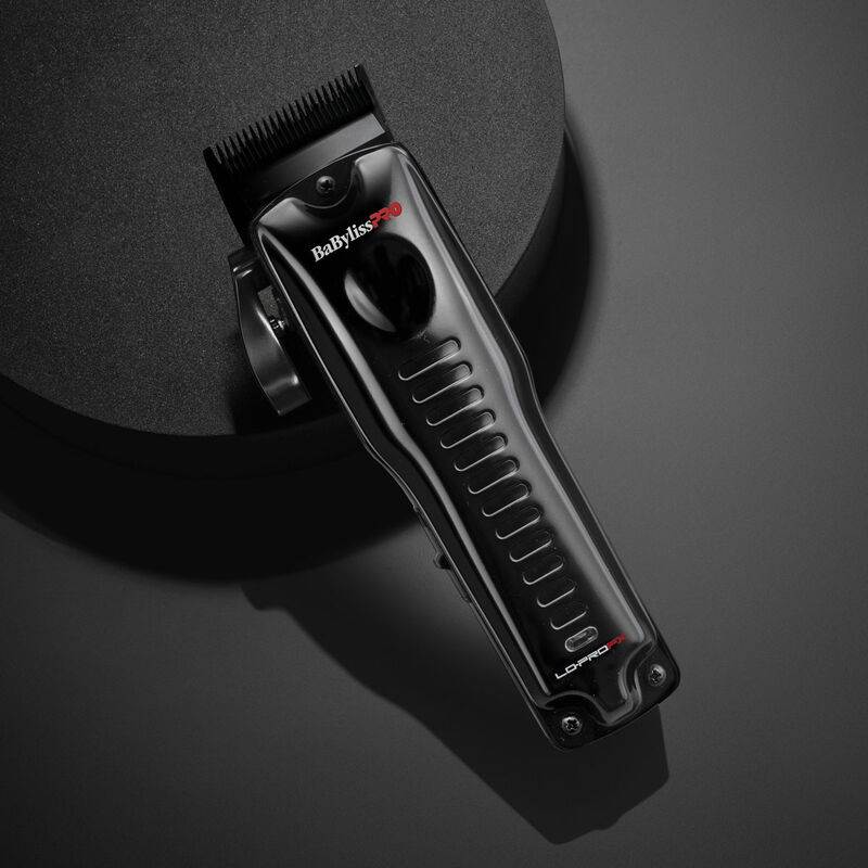 Máquina de cortar cabelo preta BaBylissPRO em fundo escuro