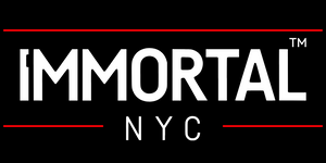 Logotipo IMMORTAL NYC em fundo preto com linhas vermelhas