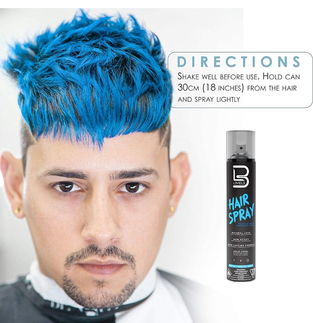 Homem com cabelo azul vibrante e spray de cabelo preto com texto azul e branco