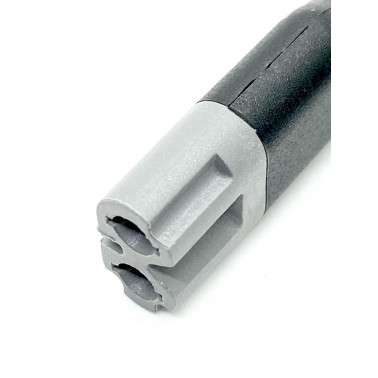 Conector elétrico preto com ponta cinzenta e três encaixes