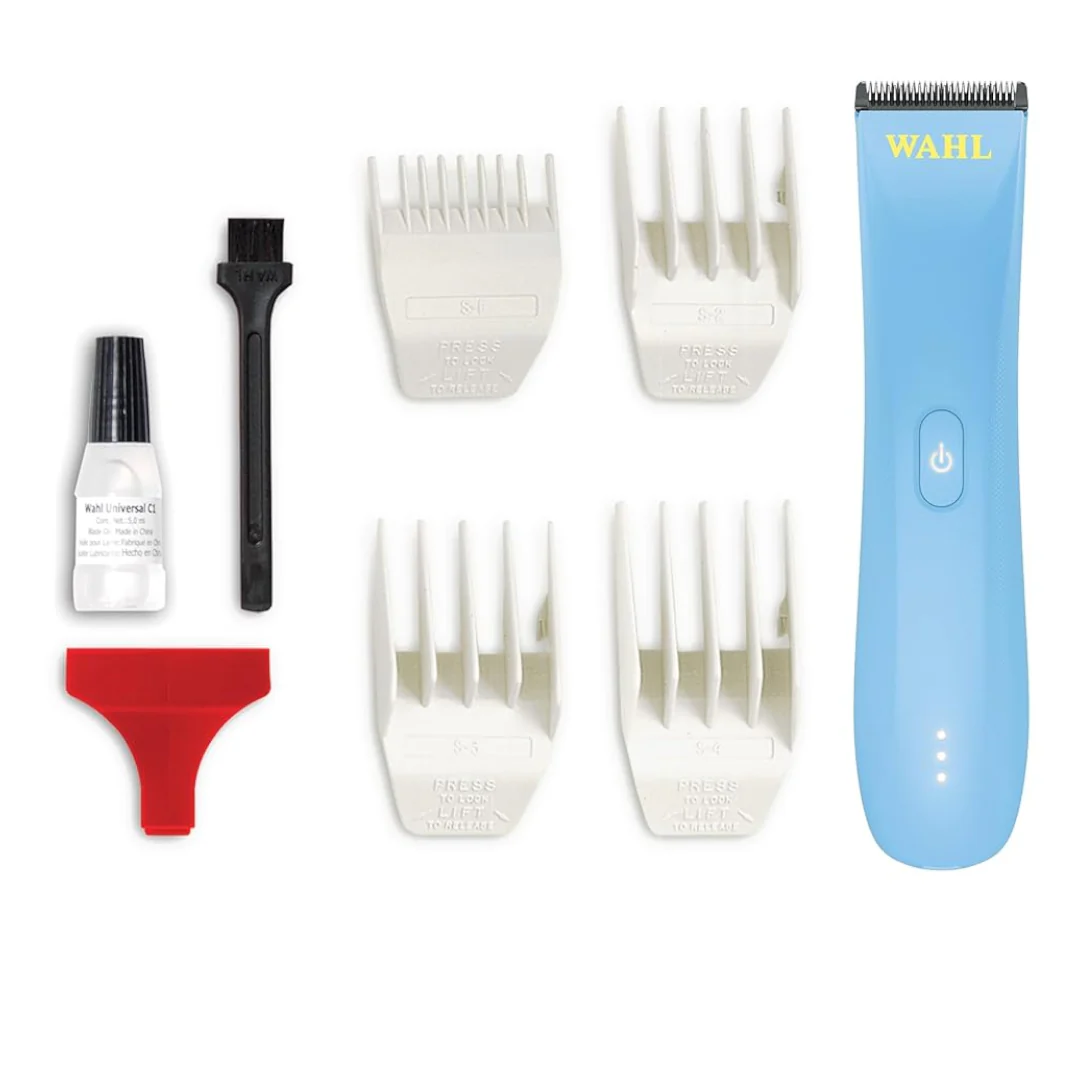 Máquina de cortar cabelo azul WAHL com acessórios brancos e vermelho em fundo branco