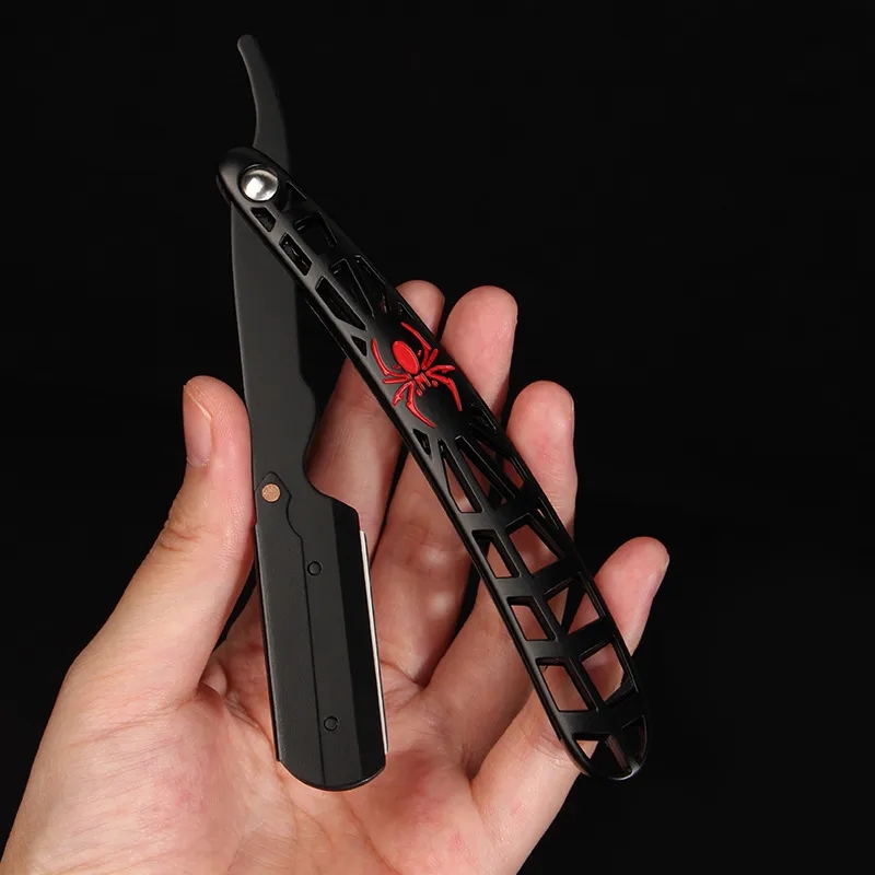 Navalha de barbear preta com padrão de teia e aranha vermelha nas mãos