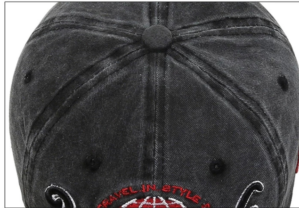 Boné cinzento escuro em tecido de algodão com bordado e botão no topo