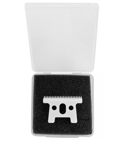 Peça metálica prateada com dentes em caixa plástica transparente