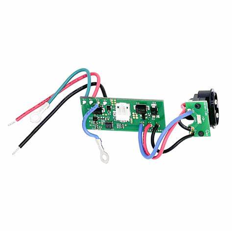 Placa eletrónica com fios coloridos e conector