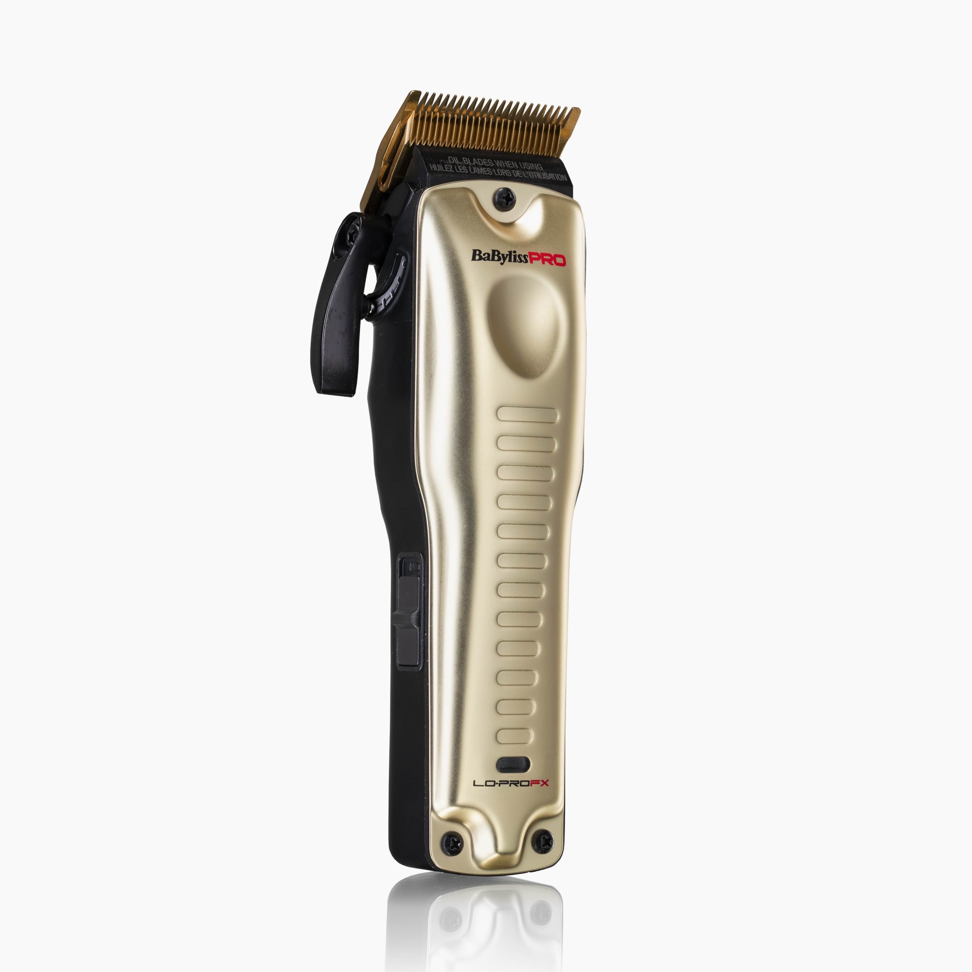 Máquina de cortar cabelo BaByliss PRO dourada e preta com lâmina dourada isolada