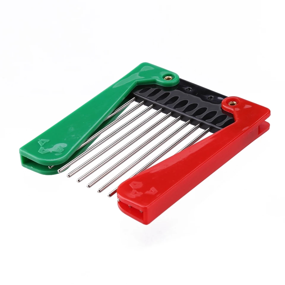 Faca de corte com cabo verde e vermelho e lâminas metálicas