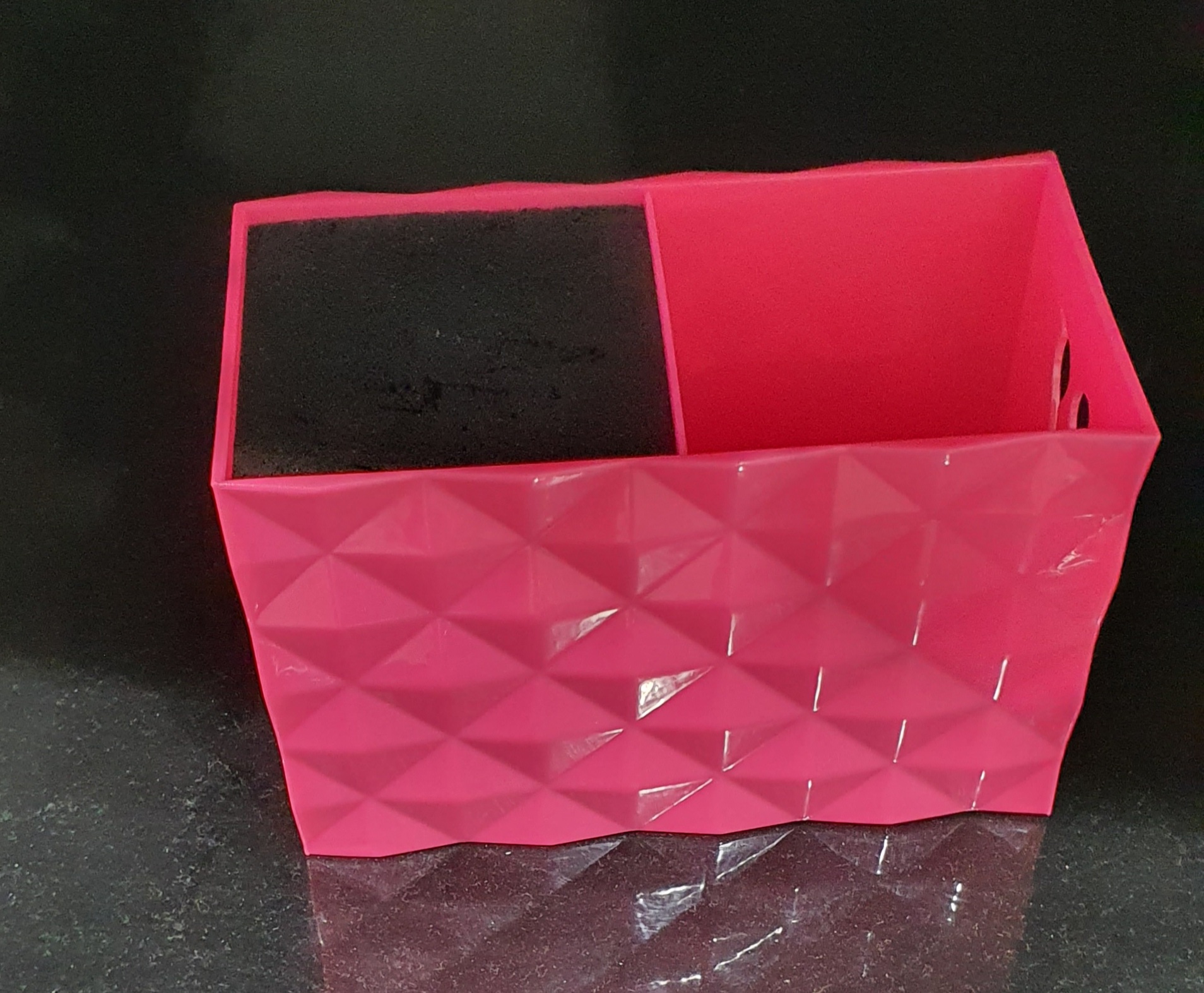Caixa organizadora rosa em plástico com padrão geométrico e duas divisórias