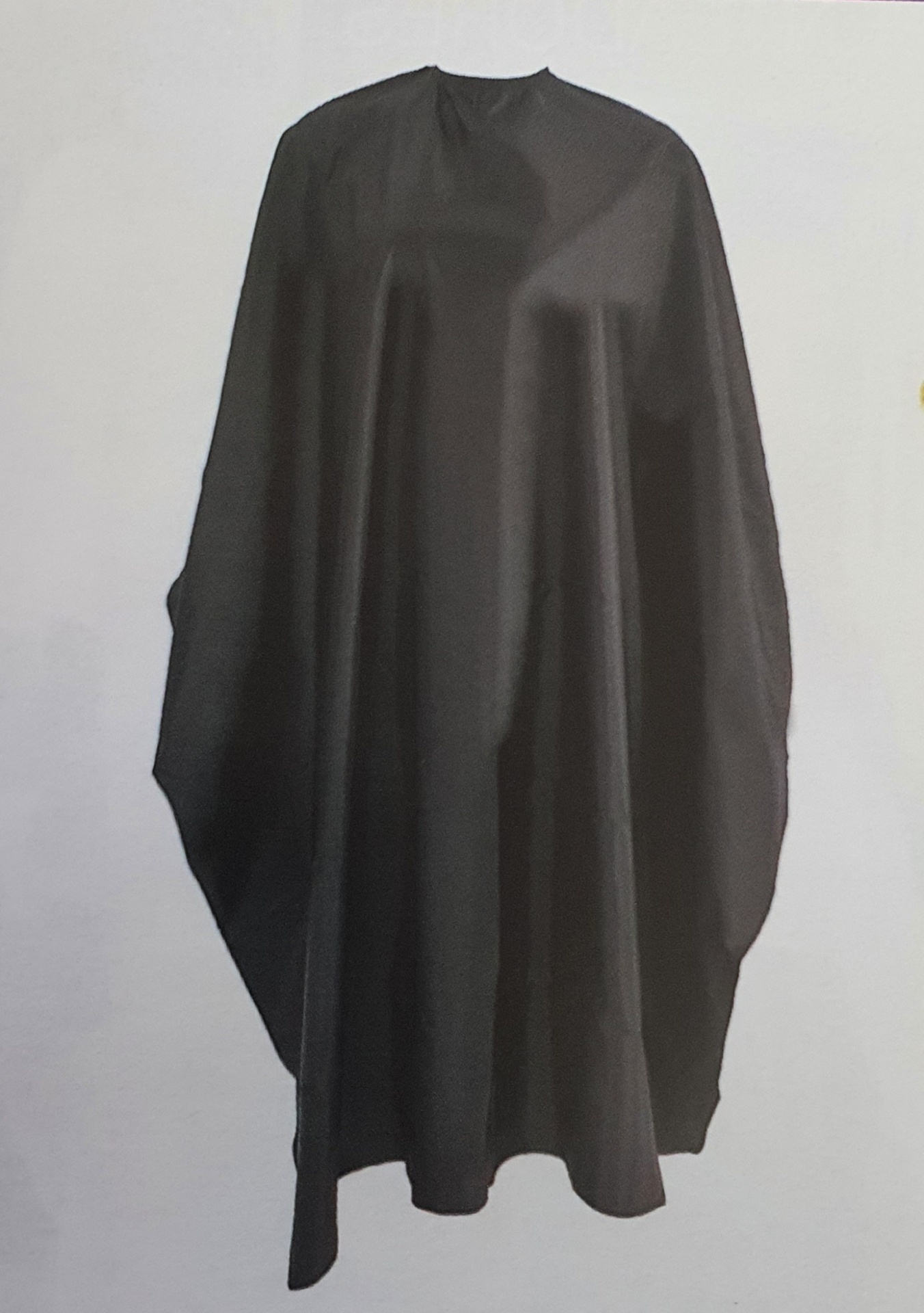 Capa preta para cabeleireiro com gola redonda sobre fundo branco