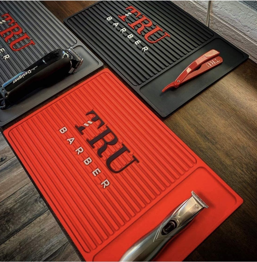 Bases antiderrapantes para barbeiros com máquinas de cortar cabelo, texto TRU BARBER