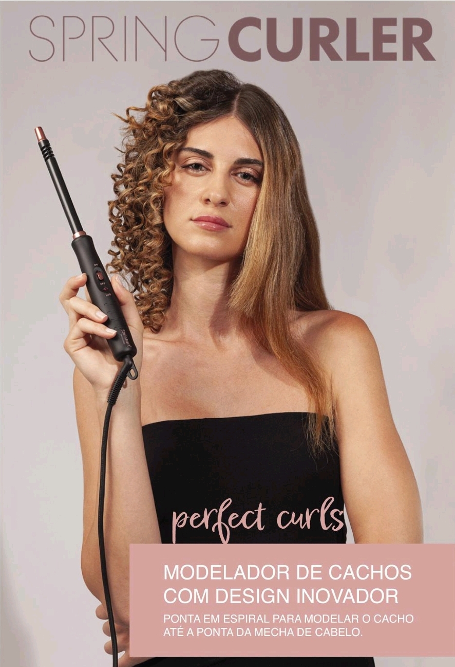Mulher segurando modelador de cachos preto com ponta de cobre, cabelo meio liso meio encaracolado e texto promocional