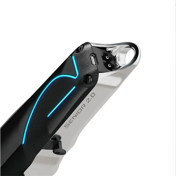 Ferramenta metálica com decoração preta e azul e escrita SENIOR 2.0