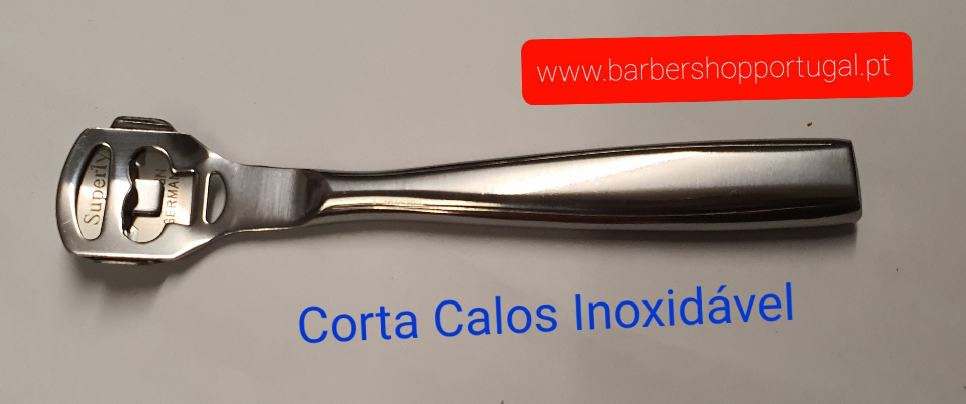Ferramenta de corte de calos inoxidável com texto e fundo branco