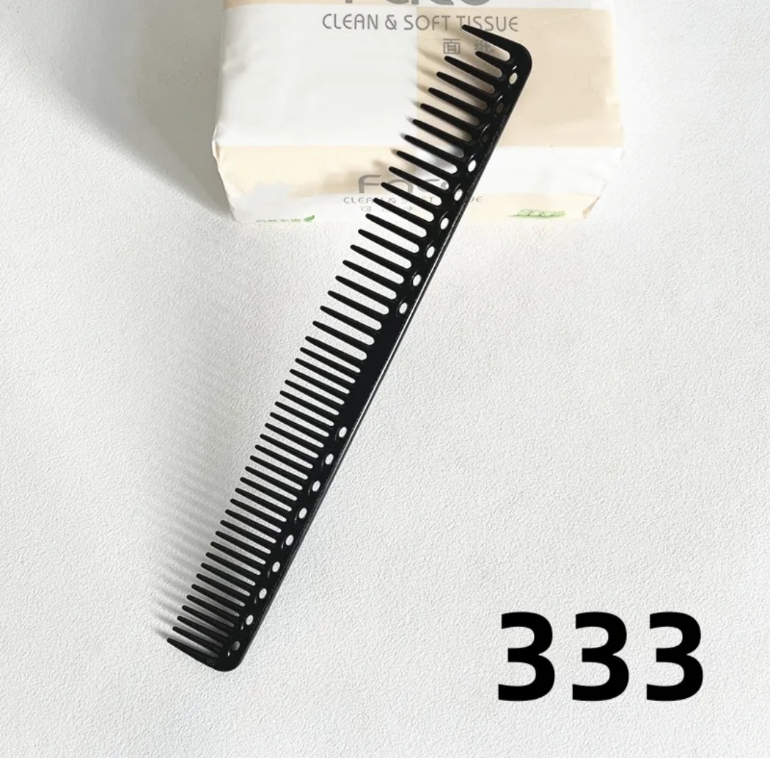 Pente preto de plástico com embalagem de lenços ao fundo e o número 333