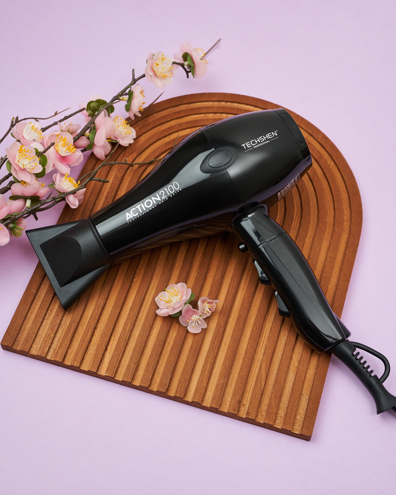 Secador de cabelo preto TECHSHEN PROFESSIONAL ACTION 2100 com flores cor-de-rosa e base de madeira