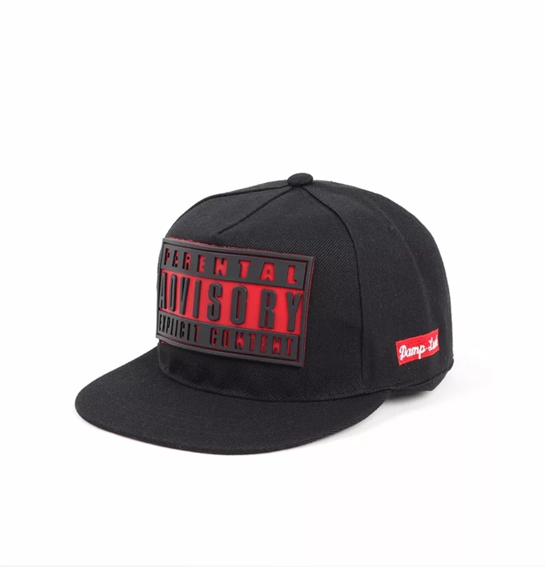 Boné preto snapback com etiqueta PARENTAL ADVISORY e etiqueta vermelha Hype