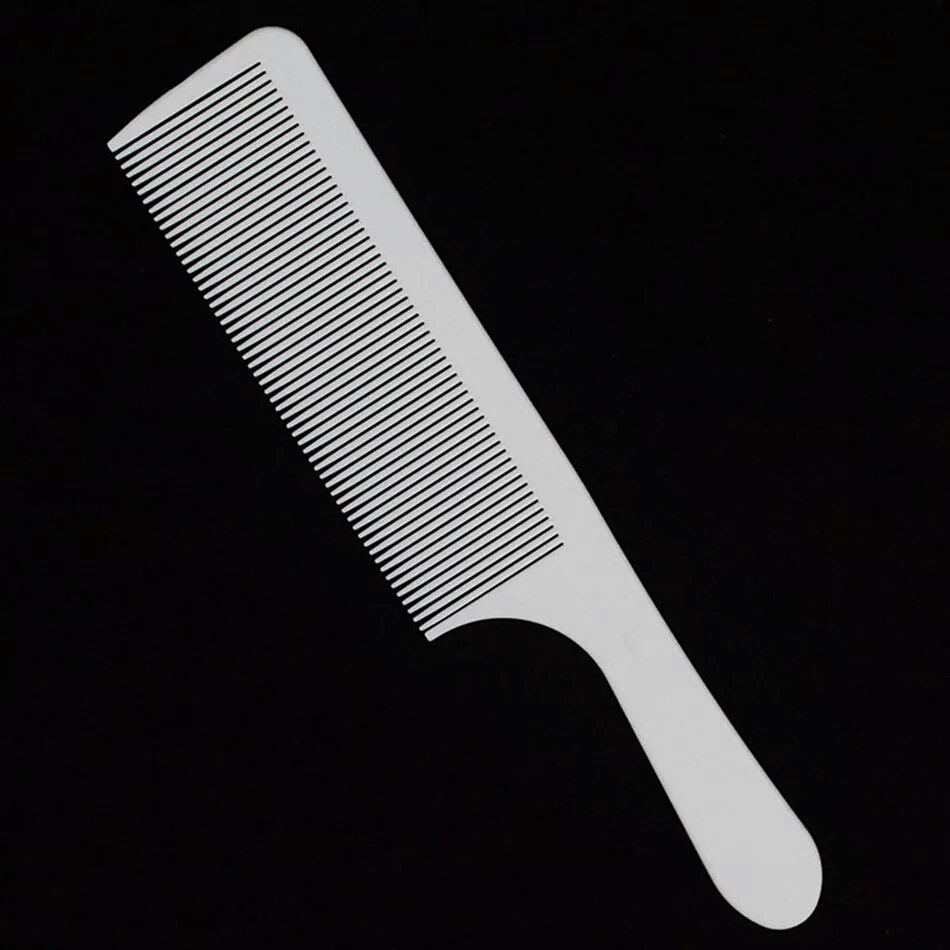 Pente branco de plástico com dentes finos sobre fundo preto