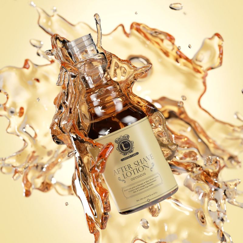 Garrafa de loção após barbear com líquido castanho e rótulo creme, rodeada por respingos líquidos num fundo bege.