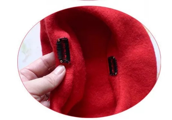 Tecido vermelho com etiquetas pretas