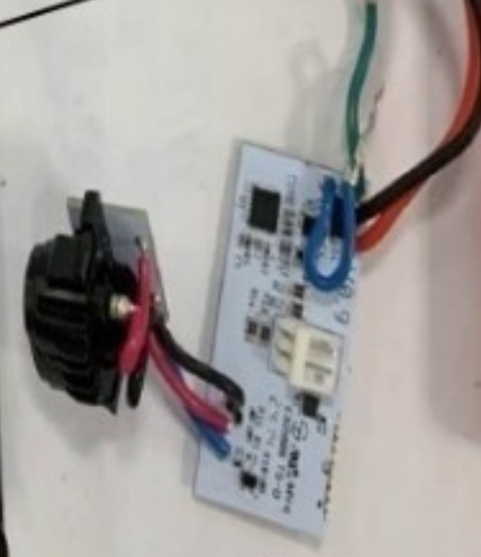 Placa eletrónica branca com componentes e fios coloridos conectados