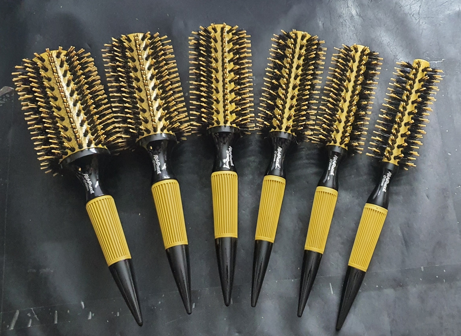 Seis escovas de cabelo redondas com cabo preto e amarelo