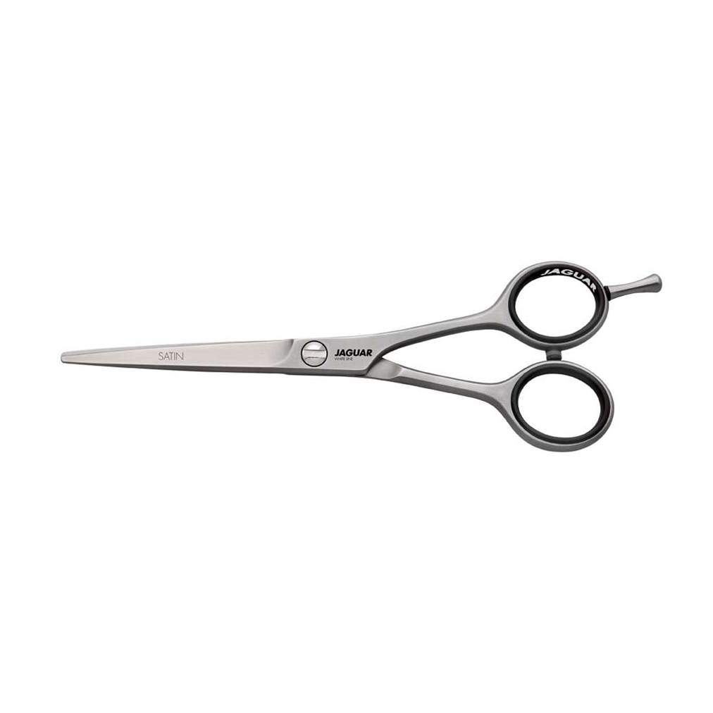 Tesoura de corte prateada com argolas pretas e gravação JAGUAR e SATIN