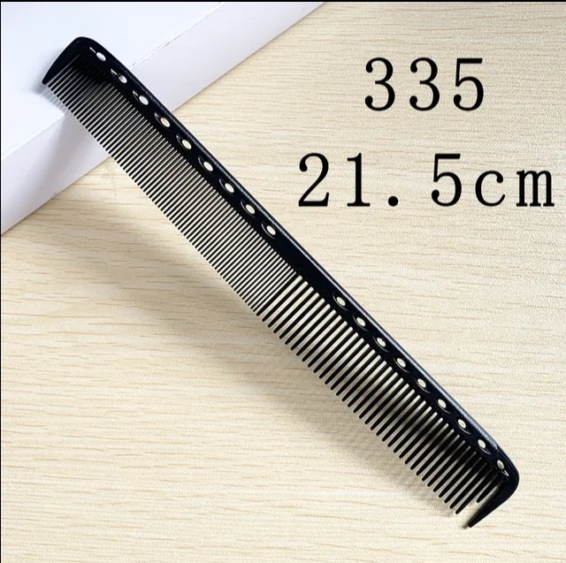 Pente preto com orifícios e dentes duplos, texto 335 21.5cm visível