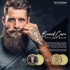 Homem com barba espessa ao lado de dois frascos de Beard Care Styling Balm da marca BANDIDO