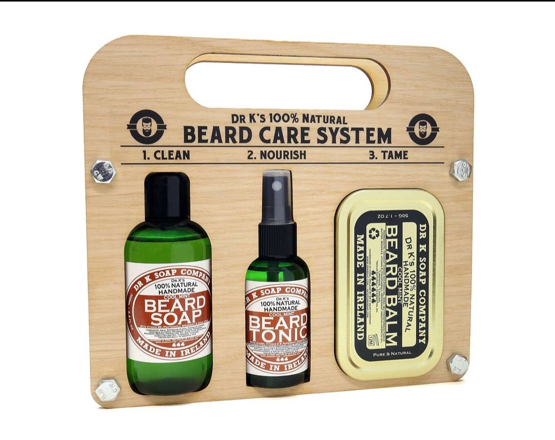 Conjunto para cuidado de barba com sabonete, tónico e bálsamo apresentados numa base de madeira clara