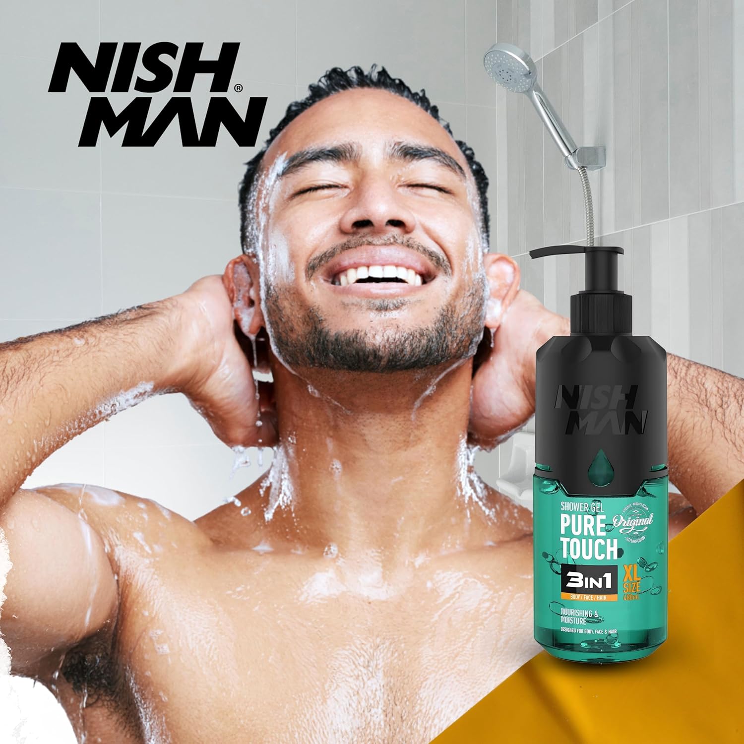 Homem a tomar banho com gel de banho NISH MAN PURE TOUCH 3in1 em garrafa verde com dispensador preto