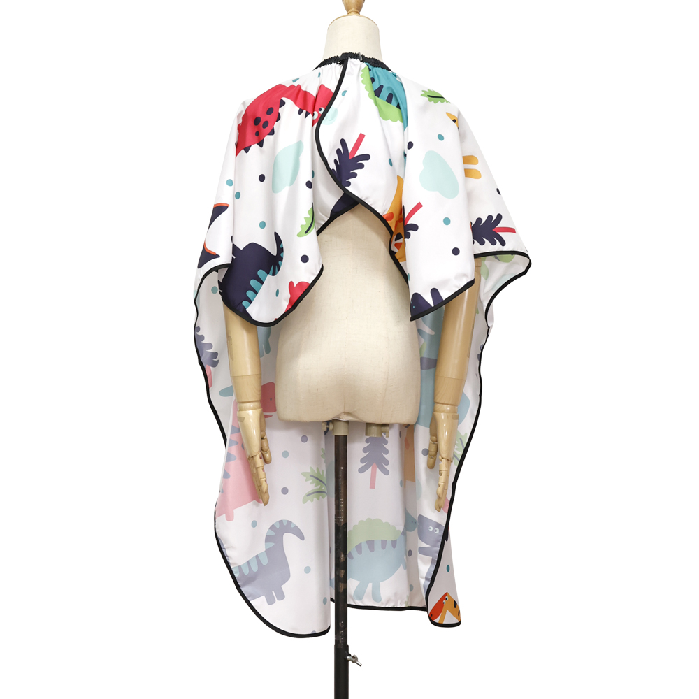 Capa branca com estampa colorida de dinossauros em manequim