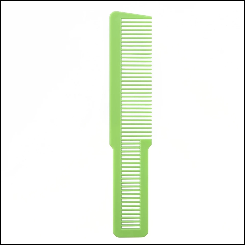 Pente verde claro de plástico com dentes largos e finos