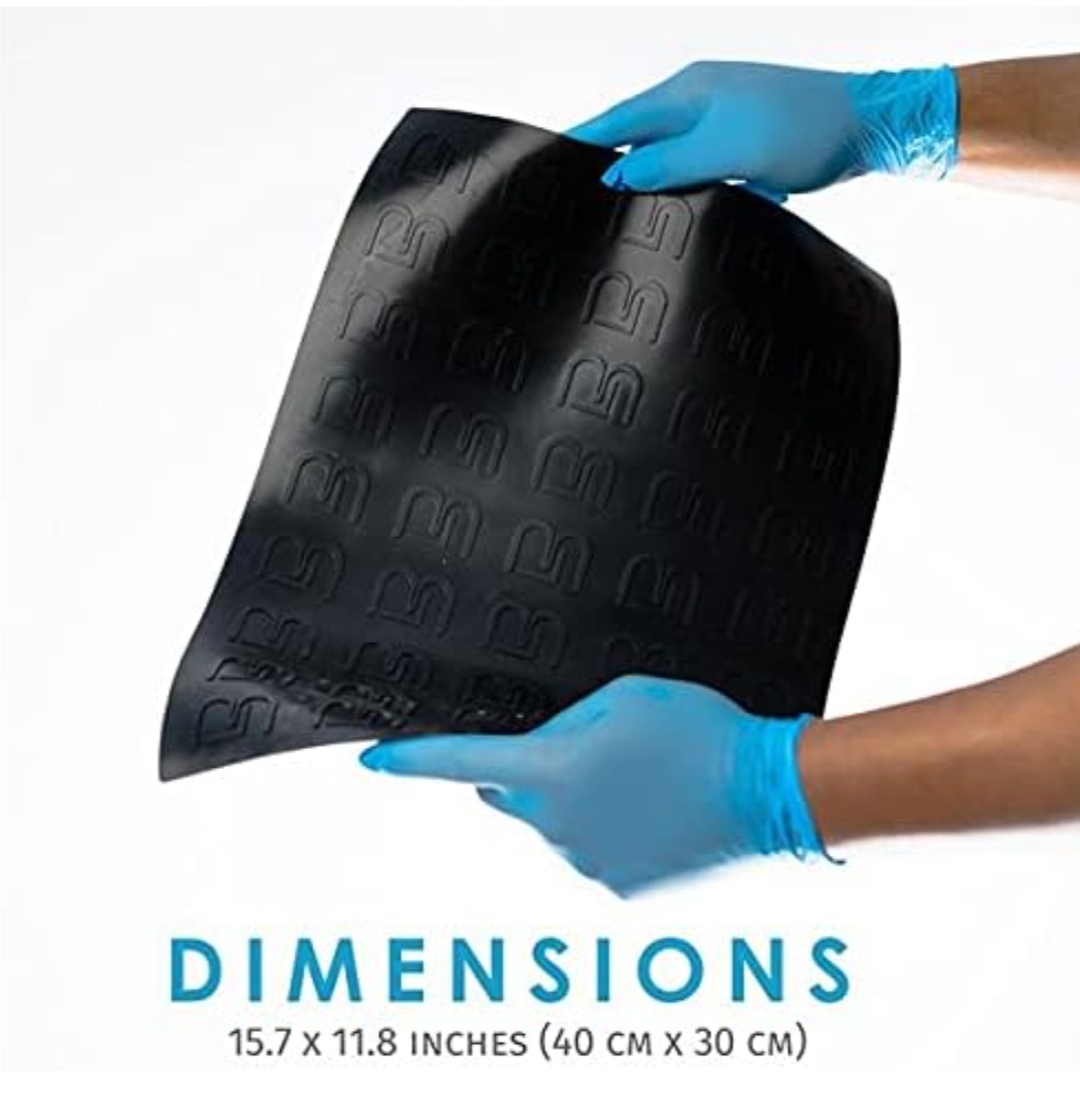 Tapete preto com textura a relevo com letras 'BB' segurado por mãos com luvas azuis e texto das dimensões em azul