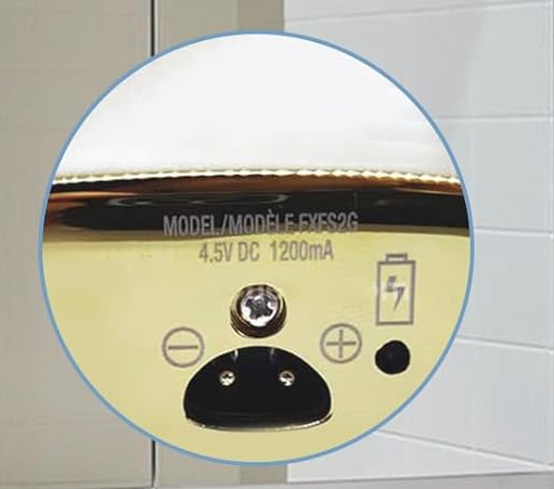 Dispositivo elétrico com texto sobre modelo e especificações de voltagem e corrente, com símbolos de polaridade e ícone de bateria.