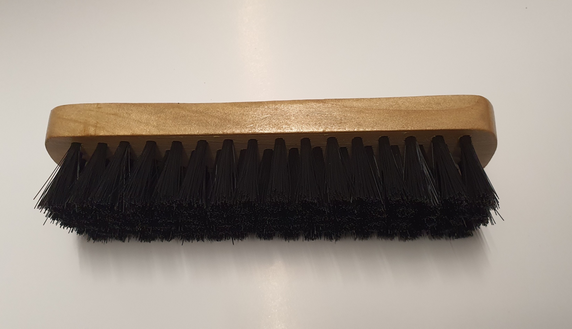 Escova com cabo de madeira e cerdas pretas