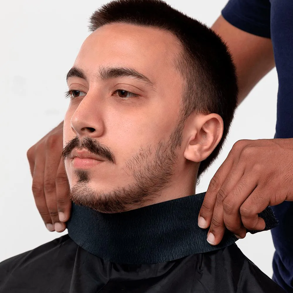 Colarinho protetor preto em tecido texturizado a ser colocado no pescoço de um homem.