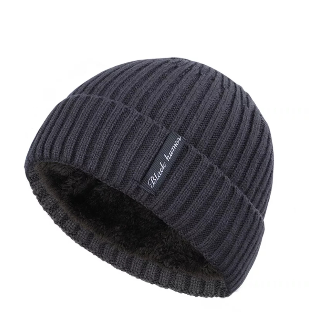 Gorro cinzento escuro com interior forrado a pelo e etiqueta 'Black human'
