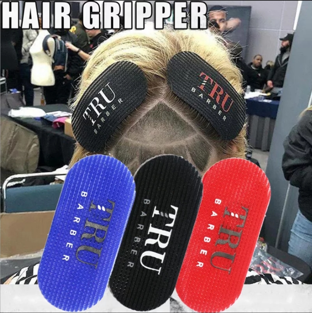 Pentes TRU BARBER em preto, azul e vermelho, usados para modelar cabelo com padrões raspados.