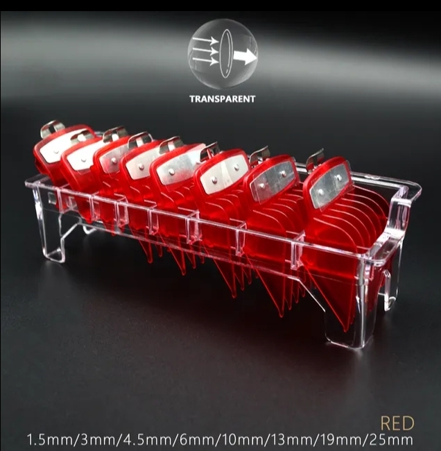 Conjunto de pentes vermelhos para máquina de cortar cabelo organizados numa base transparente com texto TRANSPARENT