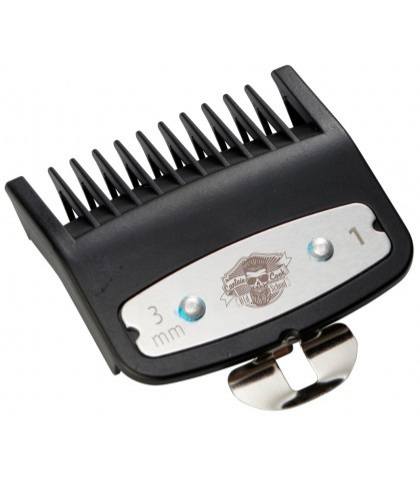 Pente de corte preto para máquina de barbear com chapa metálica prateada e logotipo de caveira