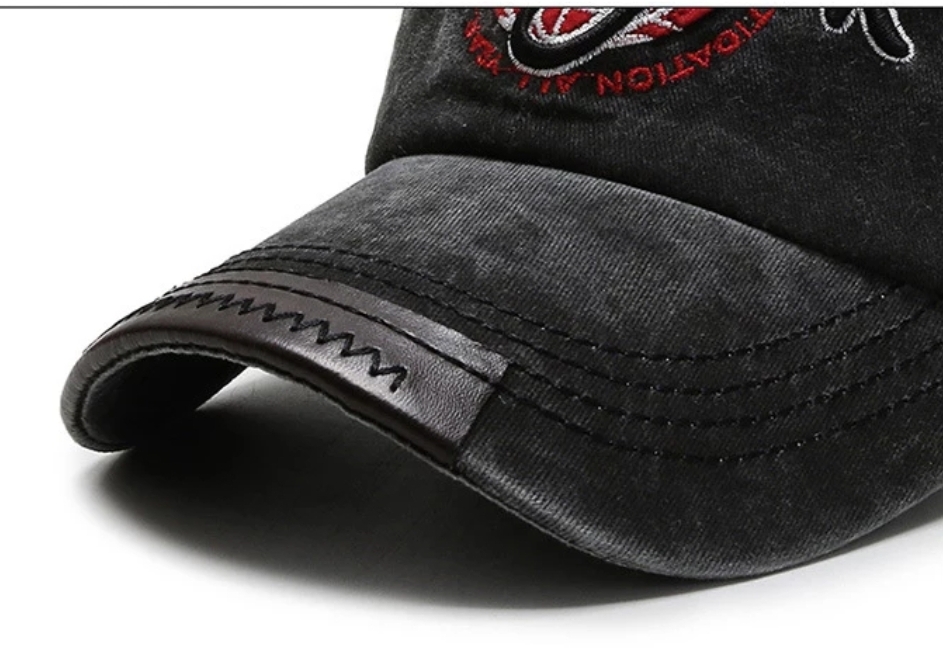 Boné preto com detalhes bordados e sintéticos